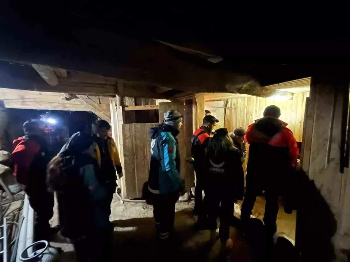 95 Yaşındaki Hasta, Yoğun Kar Nedeniyle Ulaşılamayan Köyden Kurtarıldı